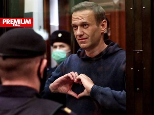 Pemimpin pembangkang dan antirasuah Rusia, Alexei Navalny (kanan) dihukum penjara hampir tiga tahun atas kesalahan melanggar syarat parol di sebuah mahkamah di Rusia pada Selasa lalu. - Foto AFP