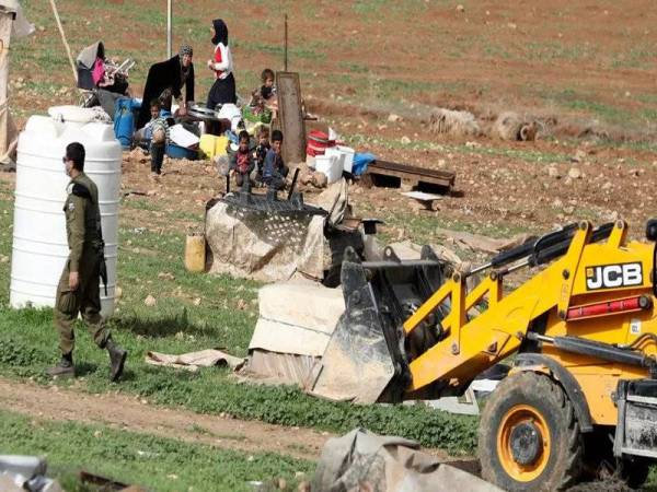 Sebuah jentolak tentera Israel merobohkan khemah-khemah dan tandas mudah alih milik penduduk Badwi Palestin di Homsa al-Bagia, Tebing Barat pada Rabu lalu. - Foto: AFP