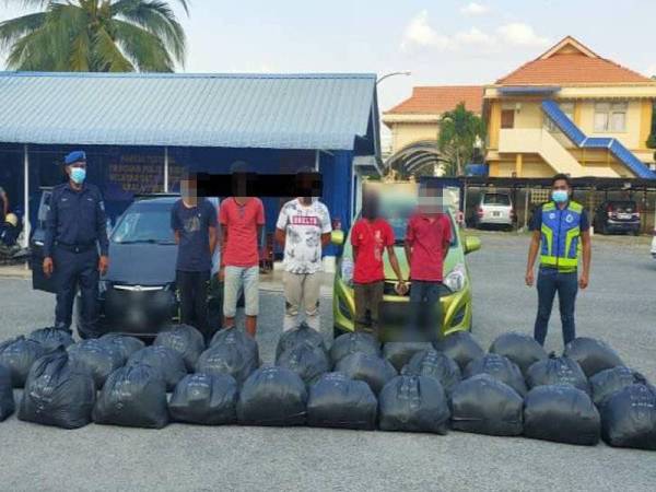 Lima lelaki warga tempatan yang ditahan di tembok sempadan Malaysia-Thailand Bukit Puteh, Kuala Perlis dan dihantar di IPD Kangar untuk tindakan susulan. Foto PPM Kuala Perlis