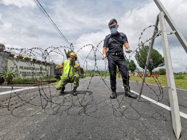 Kawalan ketat dilakukan di laluan masuk dan laluan keluar kawasan perkampungan Felda Tersat, Ajil, Hulu Terengganu yang berkuat kuasa bermula Khamis hingga 17 Februari depan.