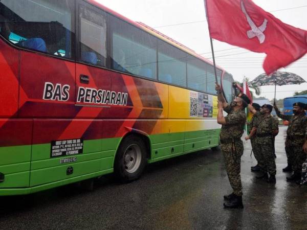 Panglima Briged Ketiga Infantri Malaysia, Brigedier Jeneral Datuk Azhar Ahmad melepaskan bas yang membawa anggota Rejimen 511 Askar Wataniah untuk ditugaskan ke Sibu bagi membantu Kerajaan Negeri Sarawak dalam mengekang penularan pandemik Covid-19.