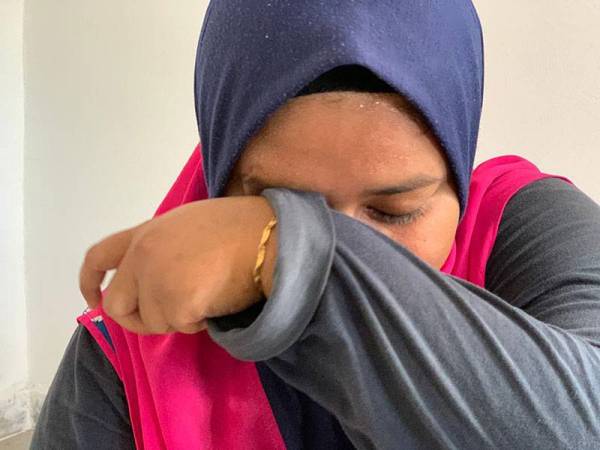 Aimi Nazerah tidak dapat menahan sebak kerana rindukan orang tuanya.