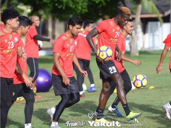 Barisan pemain Kelantan United FC menjalani latihan sebelum pelaksanaan PKP.
FOTO: FB KUFC