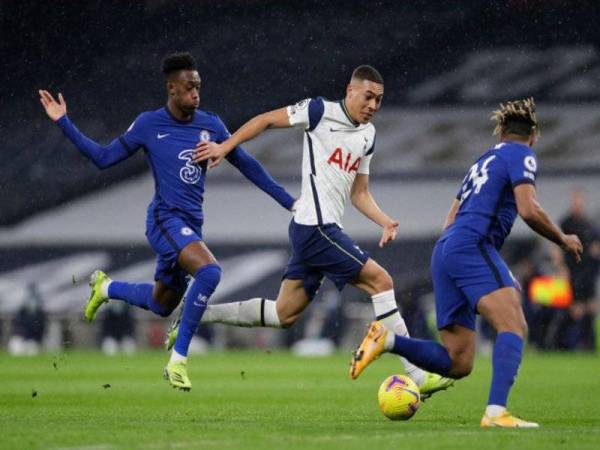 Penyerang Spurs, Carlos Vinicius (tengah) cuba melepasi kawalan pertahanan Chelsea pada perlawanan berkenaan.