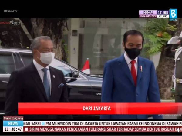 Muhyiddin tiba di istana Merdeka pada pukul 10.30 pagi dan disambut oleh Presiden Indonesia, Joko Widodo.