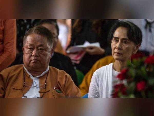 Gambar fail menunjukkan pemimpin Liga Demokrasi Kebangsaan, Aung San Suu Kyi (kanan) bersama Win Htein (kiri). - Foto AFP