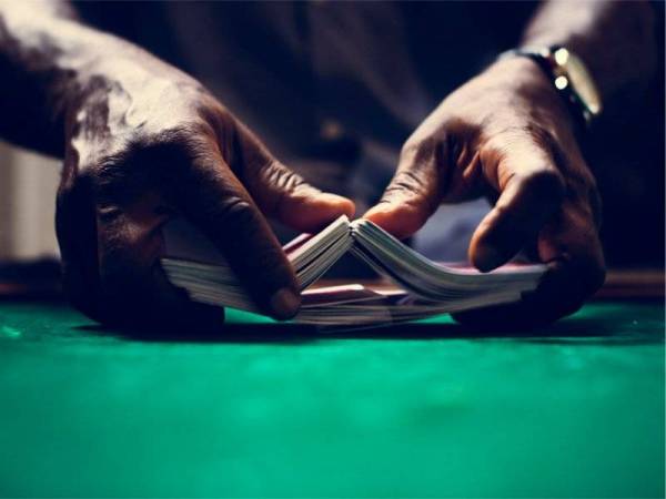 Mereka menggunakan premis inap desa sebagai tempat menjalankan perjudian ‘poker’ dan bergerak dari satu inap desa ke inap desa lain untuk mengelak kegiatan dikesan polis. - Foto 123RF