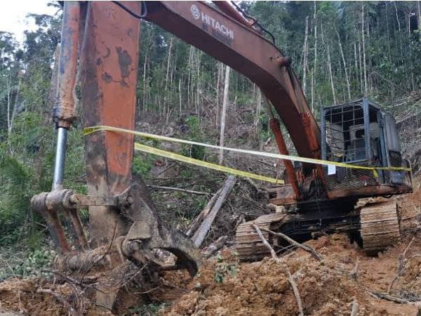 Salah sebuah jentera yang disita selepas ditemui di hutan atas tanah kerajaan di Kampung Kuala Jengai, Dungun, Terengganu. - (Foto: Ihsan Jabatan Perhutanan Terengganu)