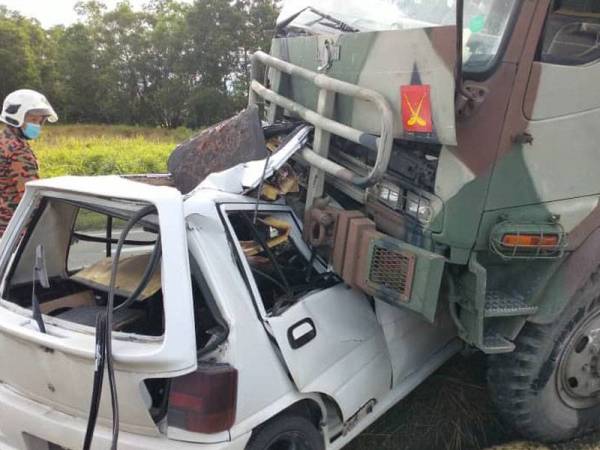 Perodua Kancil yang dinaiki Koperal Shamsully Adly dirempuh trak ATM dalam kemalangan di simpang Marabahai Spurs, Jalan Berungis-Tenghilan, Tuaran.