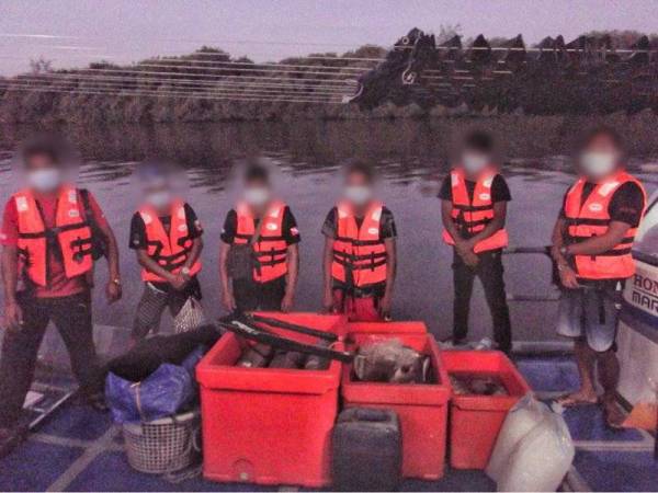 Enam individu ditahan kerana memiliki dan membawa senapang angin yang digunakan untuk menembak ikan di Kuala Kedah pada Jumaat. Foto Maritim Malaysia. 