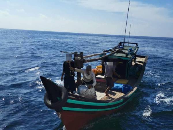 Sebuah bot nelayan bersama empat kru dari Indonesia ditahan kerana menceroboh perairan negara.