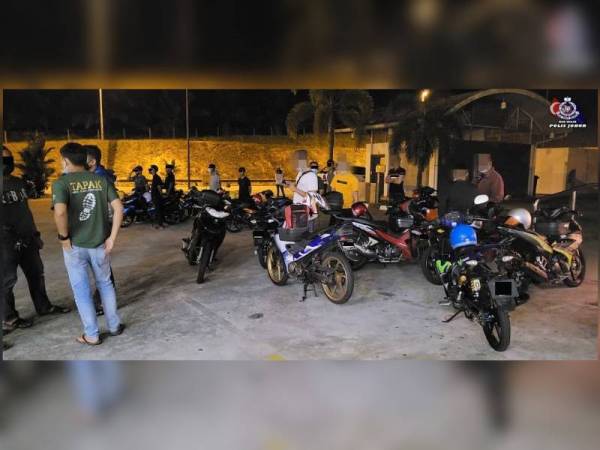 Antara penunggang motosikal yang ditahan dalam operasi samseng jalanan dekat Lebuhraya Senai - Desaru pada Sabtu.