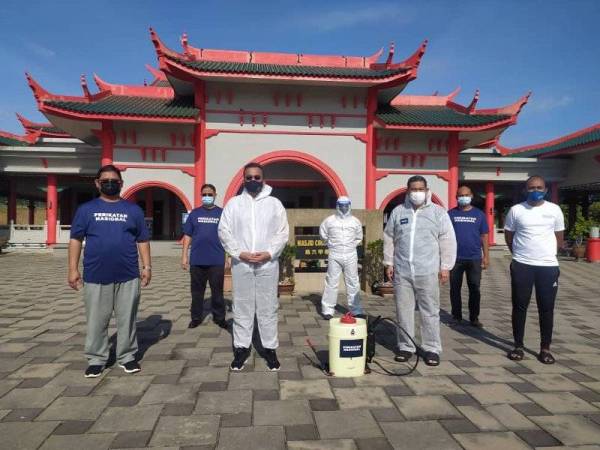 Mohd Rafiq (dua dari kiri di depan) bersama Skuad Disinfeksi Pemuda PN Melaka di Masjid Cina, di Krubong, Melaka pada Ahad.