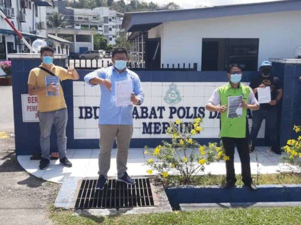 Azmeer (tengah) dan wakil daripada MCA, MIC dan Pas Mersing membuat laporan di IPD Mersing pada Ahad.