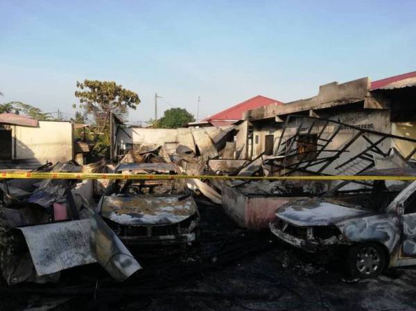 Dua rumah yang musnah sepenuhnya dalam kebakaran di Padang Jawa, Shah Alam pada Sabtu. Hanya sebuah rumah yang terbakar sebanyak 10 peratus.