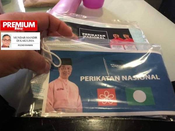 Bahan atau material kempen pilihan raya dengan logo Bersatu dan Pas turut dipaparkan.