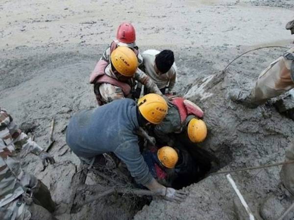 Beberapa anggota penyelamat melakukan kerja-kerja menyelamat selepas sebuah glasier runtuh ke dalam sebatang sungai hingga airnya melimpah dan mengakibatkan jambatan serta jalan raya runtuh di daerah Chamoli, Uttarakhandm utara India. - Foto AFP