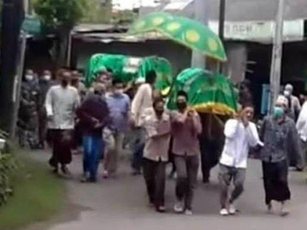 Kedua jenazah telah selamat dikebumikan di tanah perkuburan di Kampung Sukorejo. -Foto Kompas