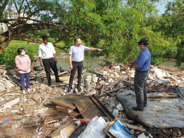 Sze Han (dua dari kanan) ketika melakukan tinjauan di lokasi sampah haram itu di Jalan TK 5/27 Taman Mawar pada Isnin.