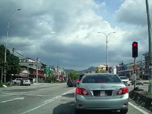 Rakaman video yang memaparkan kejadian kemalangan sebuah motosikal dengan kereta tular di laman sosial.