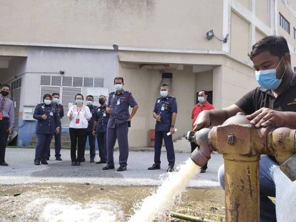 Pemeriksaan pili bomba turut dilakukan sebagai satu langkah keselamatan bagi memastikan ia berfungsi dengan baik.