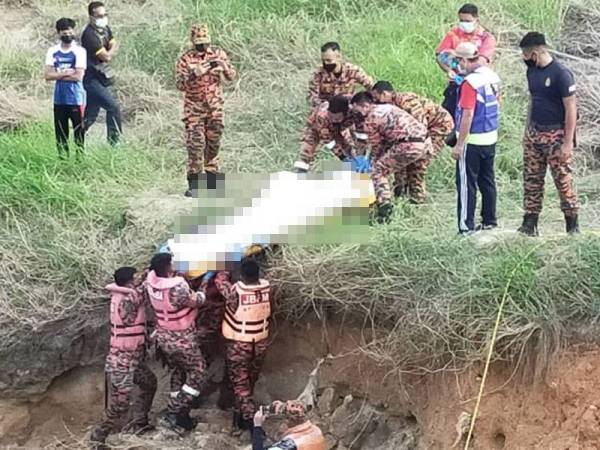 Anggota bomba mengangkat mayat mangsa yang ditemukan dalam Sungai Johor berhampiran Jambatan Semanggar, Kota Tinggi pada Isnin.