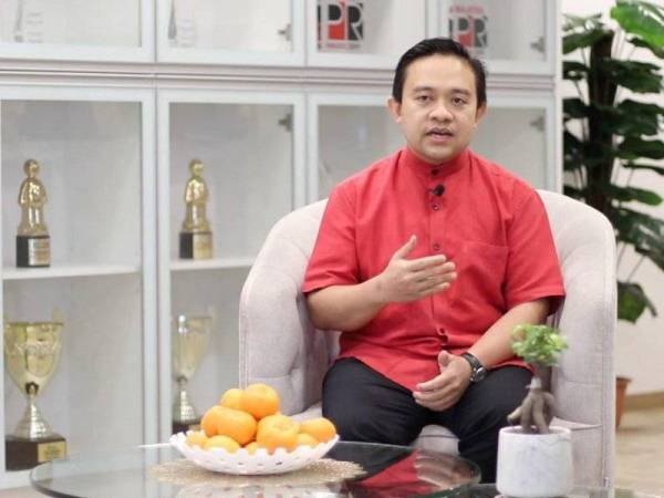 Wan Saiful menyampaikan ucapan, sekali gus merasmikan kempen Gong Xi Ang Pow SSPN dalam sesi Facebook Live pada Isnin.