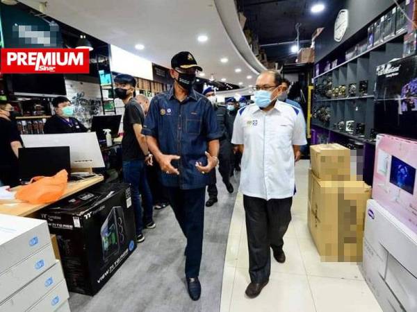 Timbalan Menteri KPDNHEP, Datuk Rosol Wahid (kiri) dan Ketua Setiausaha KPDNHEP, Datuk Seri Hasnol Zam Zam Ahmad komited untuk menangani isu kenaikan harga peranti PdPR di seluruh negara sehingga membebankan pengguna.