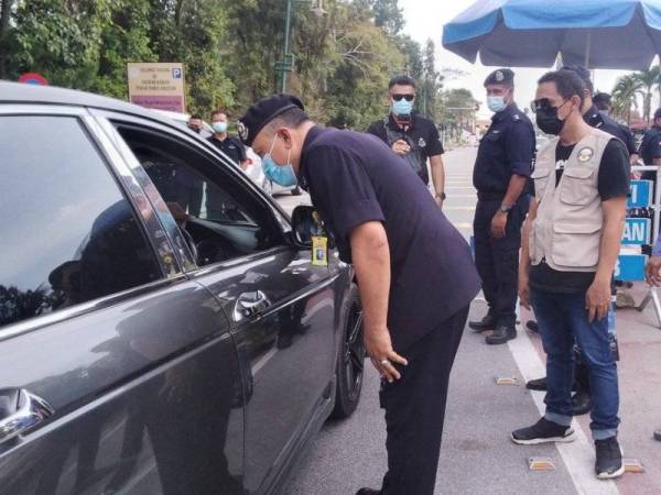 Mazuki membuat pemeriksaan di SJR Jalan Abdul Raof dan Jalan Dewan, Parit Buntar sempena penyampaian beg bungkusan sumbangan NGO Team Kampit Rezeki dan Yayasan Amal Malaysia Cawangan Perak pada Selasa.