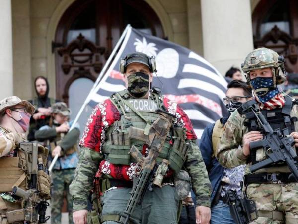 Kumpulan militia Boogaloo antara pelampau berhaluan kanan yang menyertai protes antikerajaan di Lansing, Michigan pada tahun lalu. - Foto: AFP