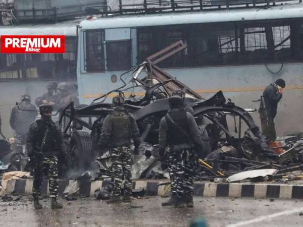 Gambar menunjukkan lokasi kejadian letupan bom ke atas konvoi pasukan polis India di wilayah Kashmir yang dikuasai New Delhi pada tahun 2019. - Foto AFP