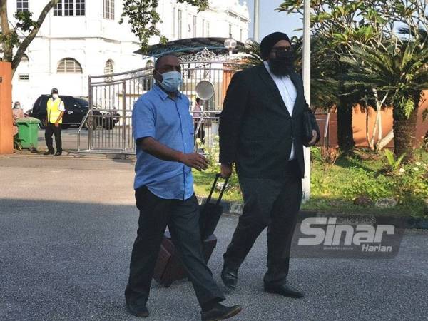 Ramesh Rao tiba bersama peguamnya atas pertuduhan membuat penghantaran komunikasi jelik di Mahkamah Sesyen Taiping pada Rabu.