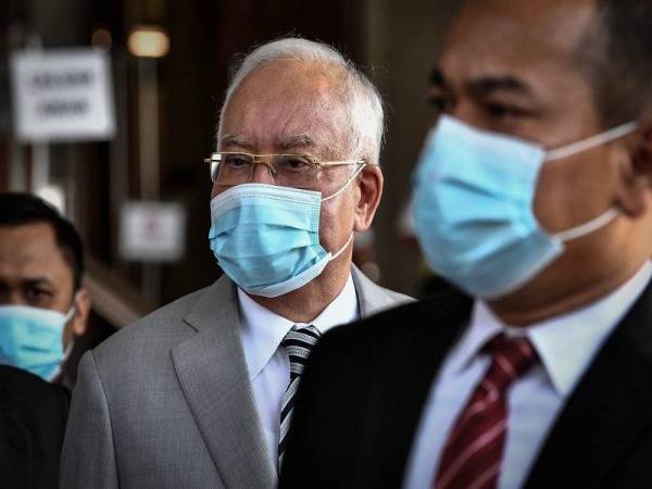 Najib (tengah) hadir untuk perbicaraan kes yang dihadapinya berhubung dana 1MDB di Mahkamah Tinggi hari ini. Foto Bernama