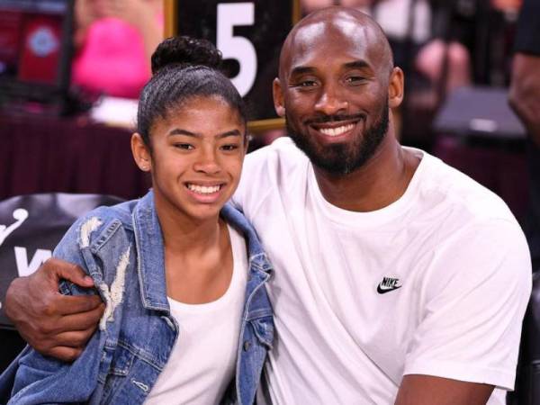 Kobe Bryant bersama anak perempuannya terkorban dalam nahas helikopter pada 26 Januari tahun lalu di Calabasas, California. - Foto Reuters