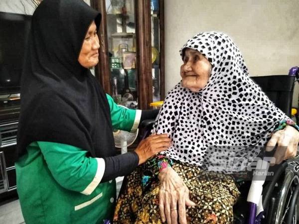 Melah (kanan) masih mampu menghafal al-Quran biarpun telah dimamah usia memandang mesra anaknya,Siti Aisyah.