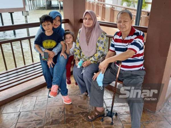 Tinggal kenangan...Farah Nabila (kiri) bersama arwah abah (kanan), ibu dan anak-anaknya.