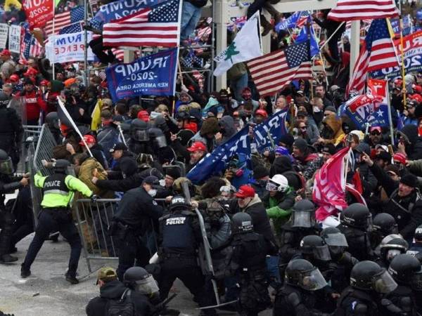 Gambar fail menunjukkan para penyokong bekas Presiden Amerika Syarikat, Donald Trump merusuh di bangunan Capitol, Washington pada 6 Januari lalu. - Foto AFP