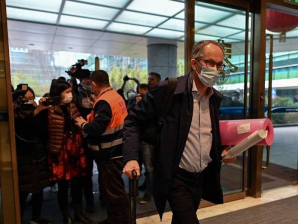 Pakar WHO, Peter Ben Embarek bersama rakan lain tiba di Lapangan Terbang Antarabangsa Tianhe pada Rabu selepas misi siasatan di Wuhan, wilayah Hubei berakhir. - Foto AFP