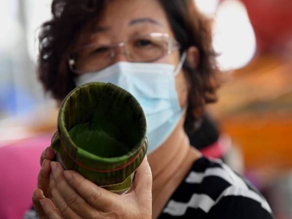 Loy Thai menunjukkan acuan kuih bakul yang siap ketika ditemui di rumah kedainya di Kaki Bukit, Wang Kelian baru-baru ini. - Foto Bernama