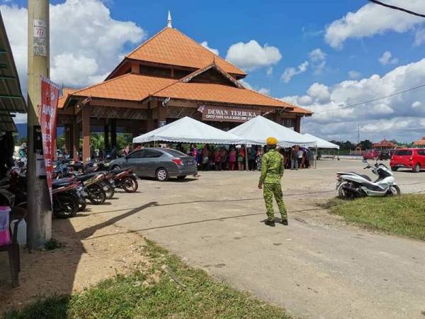 Gambar orang ramai hadir ke Dewan Terbuka Dato' Seri Idris Jusoh, Besut bagi menjalani ujian calitan yang tular dalam media sosial pada Khamis. - Foto Sumber media sosial