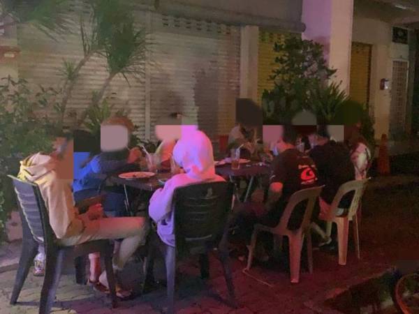 Polis mengeluarkan kompaun terhadap 10 pelanggan sebuah kafe di Seksyen 13, Shah Alam, pada Khamis