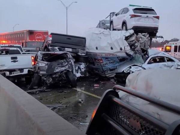 Sebahagian kenderaan yang terlibat dalam kemalangan di sebuah lebuh raya di Forth Worth, Texas pada Khamis. - Foto CBSDFW/Twitter