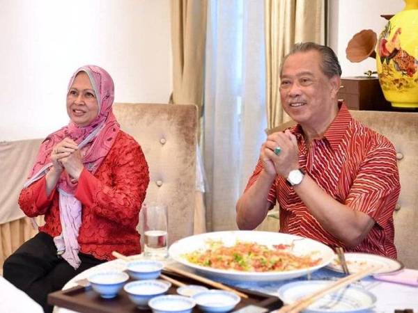 Muhyiddin dan isteri meraikan Rumah Terbuka Tahun Baharu Cina anjuran Parti Gerakan secara dalam talian. - Foto FB Muhyiddin Yassin