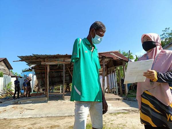 Wan Khadijah memberi penerangan kepada Ramachandra mengenai projek Rumah Impian oleh MyFundAction Cawangan Perak.