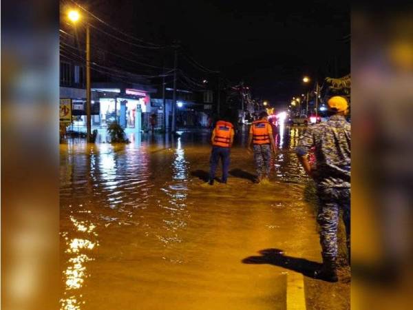 Keadaan banjir kilat yang berlaku di empat buah kawasan di Sungai Klau,Jumaat.