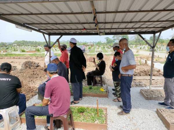 Waris keluarga bersama pihak LZS, HTAR dan jawatankuasa Surau Khusyairiah, Sungai Udang membantu menguruskan pengebumian Haris. - Foto Facebook LZS.