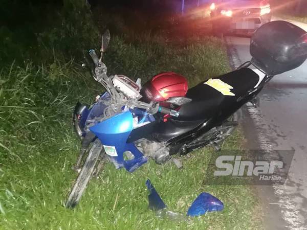 Keadaan motosikal yang ditunggang mangsa rosak di bahagian hadapan selepas terlanggar babi yang melintas jalan di Jalan Bandau, Membakut, Beaufort pada Jumaat.