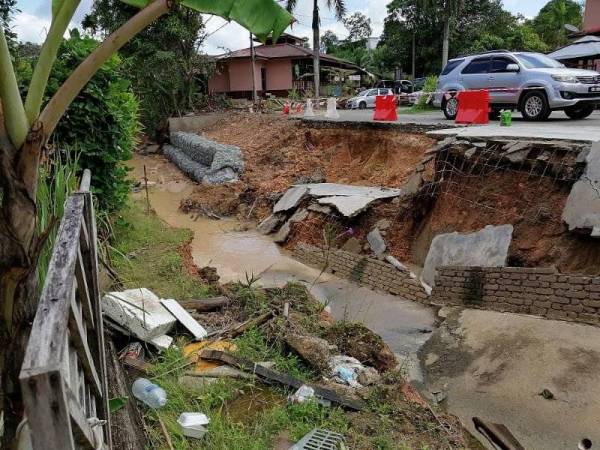 Keadaan runtuhan tebing diTaman Wira, Pedah Jerantut disebabkan hakisan arus deras anak Sungai Nahar awal pagi pada Khamis