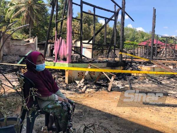 Halimah duduk di kerusi keletihan selepas rumahnya terbakar dalam kejadian di Kampung Alor Bakat, Mahligai, Bachok.