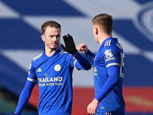 Maddison (kiri) meraikan jaringannya bersama Barnes di Stadium King Power sebentar tadi.